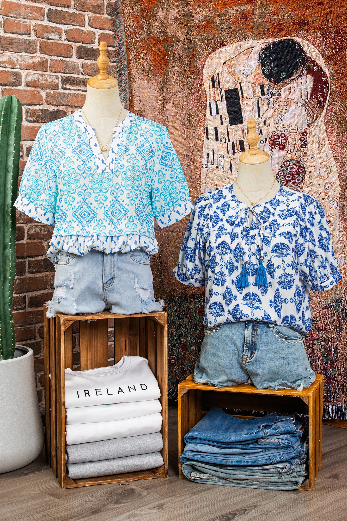 Hellblaue Bluse mit geometrischem Muster, Quasten, Kordelzug und V-Ausschnitt