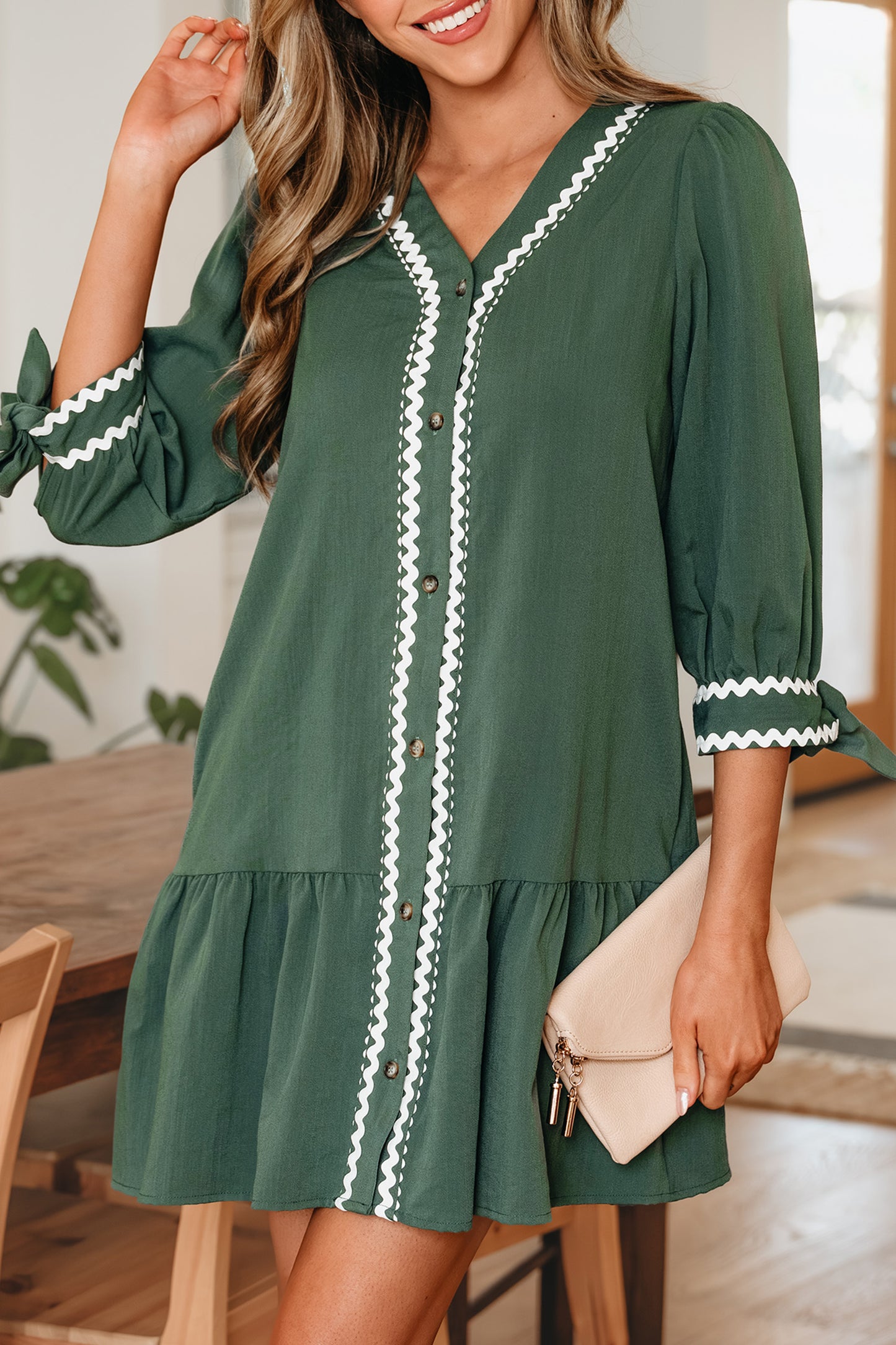 Etuikleid mit kontrastierender Ripsbandeinfassung, Knopfleiste, V-Ausschnitt und geknoteten Armbandärmeln