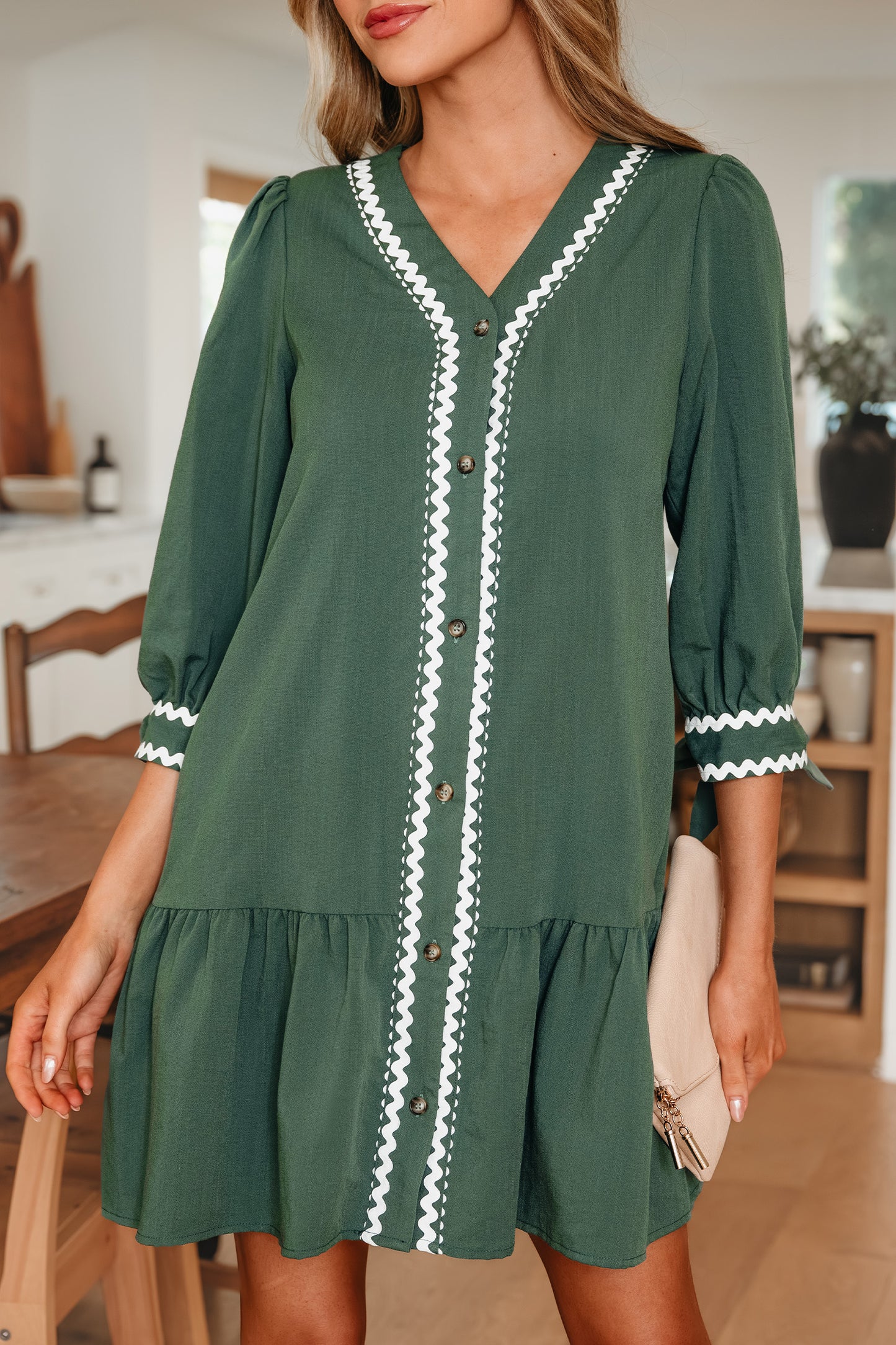 Etuikleid mit kontrastierender Ripsbandeinfassung, Knopfleiste, V-Ausschnitt und geknoteten Armbandärmeln