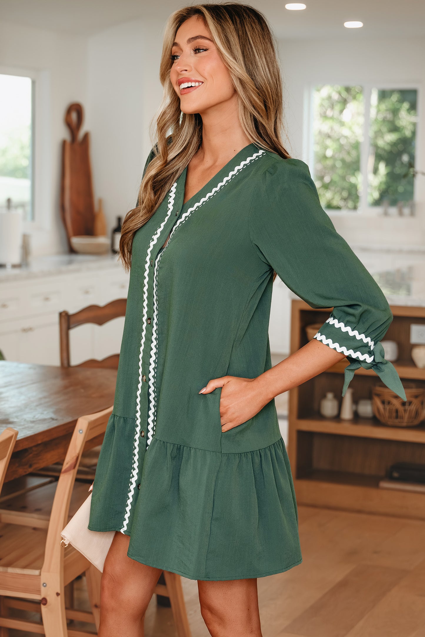 Etuikleid mit kontrastierender Ripsbandeinfassung, Knopfleiste, V-Ausschnitt und geknoteten Armbandärmeln