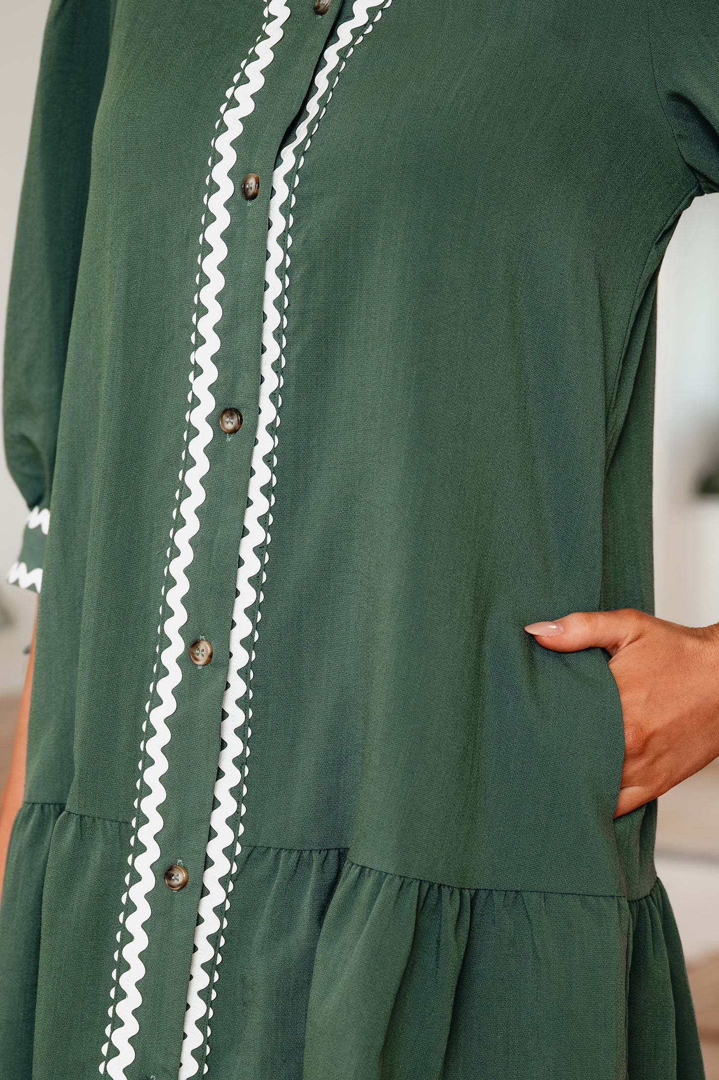 Etuikleid mit kontrastierender Ripsbandeinfassung, Knopfleiste, V-Ausschnitt und geknoteten Armbandärmeln