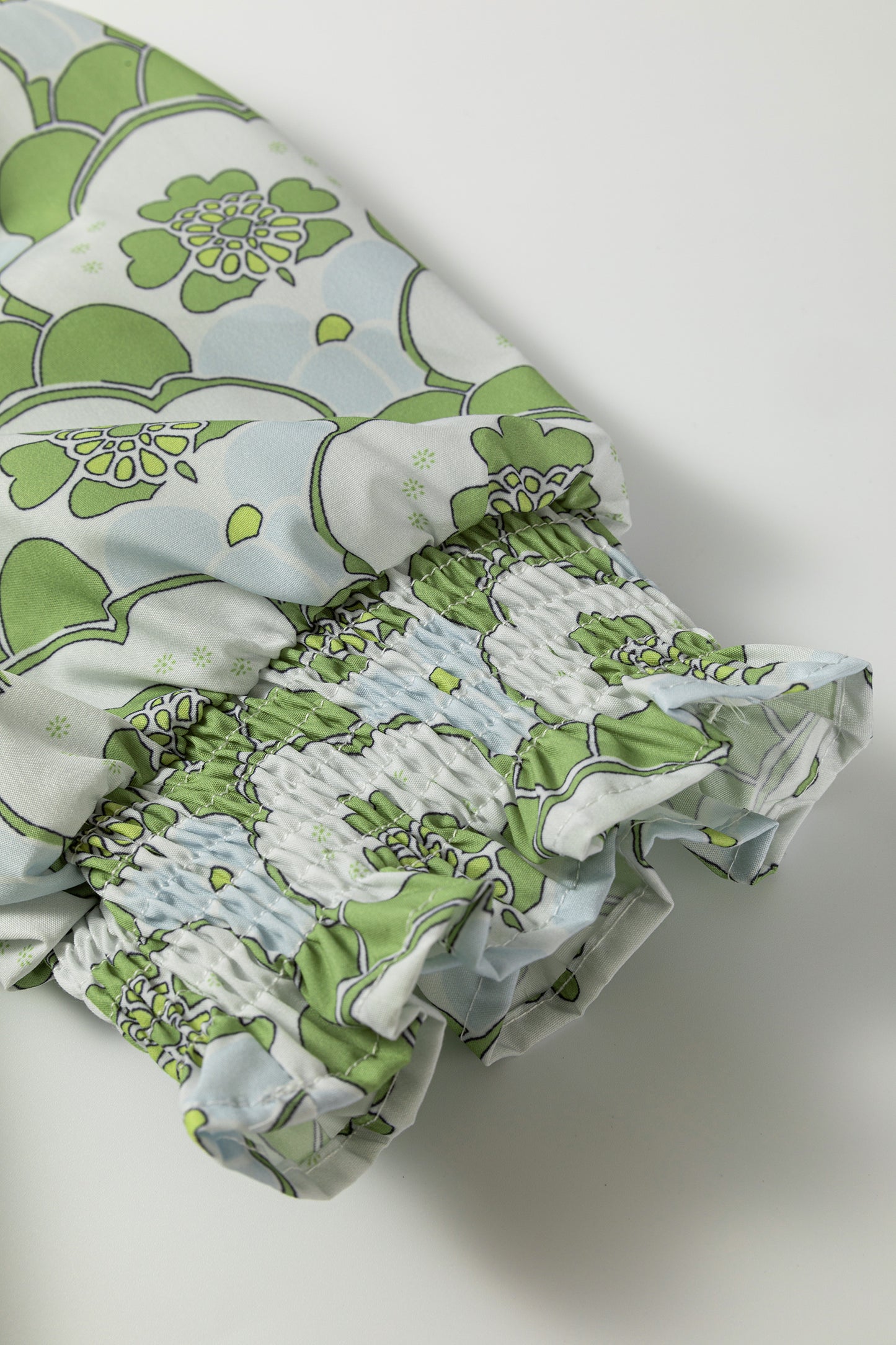 Sommerbluse mit grünem Blumenmuster und kurzen Ärmeln, Rüschen, Rüschen und Wolkenmuster