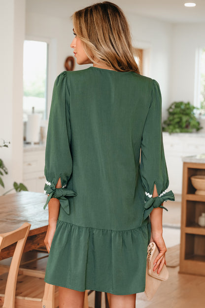 Etuikleid mit kontrastierender Ripsbandeinfassung, Knopfleiste, V-Ausschnitt und geknoteten Armbandärmeln